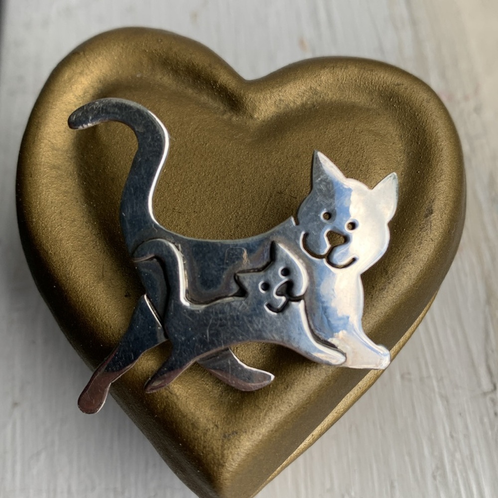 🐈🐈‍⬛Vintage Mama Cat and wee kitten Silver Pin handcrafted
